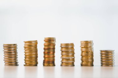 Finans ve bankacılık, madeni para biriktirme, nakit, altın para biriktirme, ticarette akıllıca yatırımlar yaparken, para birimi zenginlik inşa edebilir, karı artırabilir, genel ekonomiye değer katan mali başarı elde edebilir.