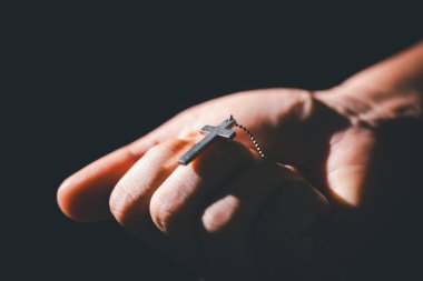 Kilisenin karanlık sessizliği, bir Hıristiyan dua etmek için ellerini kaldırır, ibadet, inanç ve umut dolu bir sembol olan din kavramını benimser ve İsa 'ya inanır..