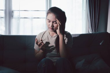 Kederli kadın yalnız başına oturdu, duygularla boğulmuş, üzgün ve mutsuz ifadesi derin umutsuzluğu, stresi ve üzüntüyü açığa vuruyordu. Hüzünlü, kederli, yalnız, depresif stres