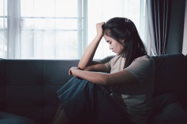 Kederli kadın yalnız başına oturdu, duygularla boğulmuş, üzgün ve mutsuz ifadesi derin umutsuzluğu, stresi ve üzüntüyü açığa vuruyordu. Hüzünlü, kederli, yalnız, depresif stres