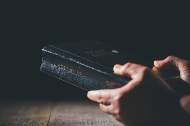 İncil 'in üzerine dua eden inançlı Hıristiyanlar, kilisede Tanrı' ya ibadet eder. Dinin rehberliğinde umut ve inanca tutunur ve dini inançlarına derin bir bağlılık gösterirler..