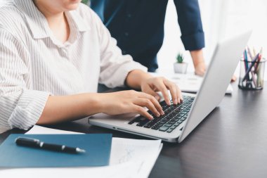 İş toplantısı, veri analizi ya da grafik sunumu yapan kadınlar. Çizelge, analiz muhasebe ekibi beyin fırtınası ekonomisi, enflasyon ya da çözüm. iş projesi finans yatırım kavramı.