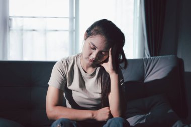 Kederli kadın yalnız başına oturdu, duygularla boğulmuş, üzgün ve mutsuz ifadesi derin umutsuzluğu, stresi ve üzüntüyü açığa vuruyordu. Hüzünlü, kederli, yalnız, depresif stres