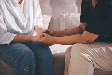 Derin keder, keder ve endişe anı, umutsuzluğa yenik düşmüş yalnız insan, sorunlarını çözmek için gerçek duygulara ulaşmalarına yardım ederken umut kıvılcımı hisseder..