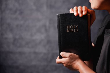 Kutsal inanç, umut ve derin inanç kavramına sıkıca tutunarak, Hıristiyan ibadetle duayı kaldırır. El ele tutuşup Tanrı 'ya dua edelim. İncil' le birlikte.