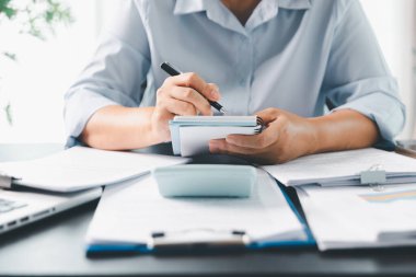 Ticari finans, kredi başvuru formu, sözleşmeli gayrimenkul ve sigorta konsepti için sözleşme hukuku ve evrak işleriyle uğraşan bir iş adamı. Anlaşma imzalamak, masa başında çalışmak, iş belgesi