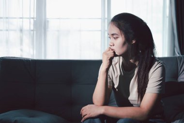 Kederli kadın yalnız başına oturdu, duygularla boğulmuş, üzgün ve mutsuz ifadesi derin umutsuzluğu, stresi ve üzüntüyü açığa vuruyordu. Hüzünlü, kederli, yalnız, depresif stres