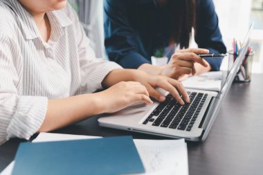 İş toplantısı, veri analizi ya da grafik sunumu yapan kadınlar. Çizelge, analiz muhasebe ekibi beyin fırtınası ekonomisi, enflasyon ya da çözüm. iş projesi finans yatırım kavramı.