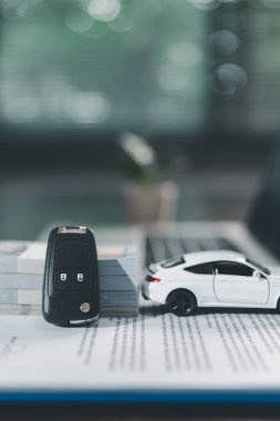 Araba kredisi konsepti. Müşteri, otomobil satın alımını otomobil kredisi, sigorta, kredi şartları, akıllı finansal yatırımı işletme destekli finans seçeneği haline getiren sözleşmeyi imzalayarak tamamladı.