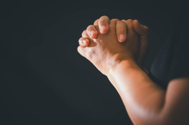 Kilisenin karanlık sessizliği, bir Hıristiyan dua etmek için ellerini kaldırır, ibadet, inanç ve umut dolu bir sembol olan din kavramını benimser ve İsa 'ya inanır..