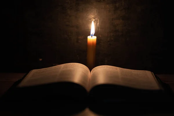 Sainte Bible Avec Chapelet Sur Fond Noir Fonce Avec Des Bougies Allumees Contour La Bible Stock Photo Sainte Bible Avec Chapelet Sur Fond Noir Fonce Avec Des Bougies Allumees Contour La Bible Stock Photo
