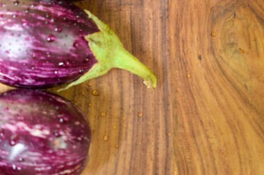 Brinjals, Patlıcan, veya Patlıcan, Tahta Arkaplanda