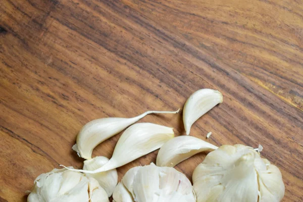 Knoblauch Und Knoblauchzehen Auf Einem Hölzernen Hintergrund — Stockfoto