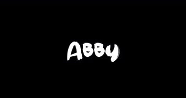 Ben Abby. Grunge 'daki Kadın Adı Siyah Arkaplan Üzerine Cüretkar Metin Tipografisinin Geçiş Efektini Çözdü