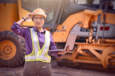 Kadın mühendisler inşaat işçisi. Foreman inşaat alanında kazıcıyla birlikte çalışıyor..