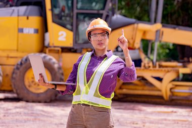 Kadın mühendisler inşaat işçisi. Foreman inşaat alanında kazıcıyla birlikte çalışıyor..