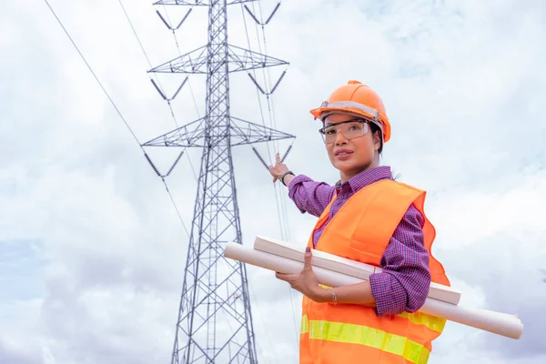 Kvinnliga Ingenjörer Byggarbetare Kontrollera Layout Digital Ipad Eller Dator Foreman — Stockfoto