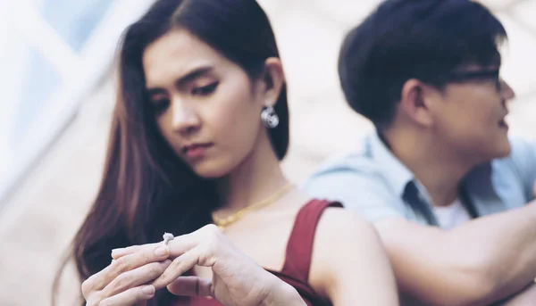 Yakın plan Üzgün Eş 