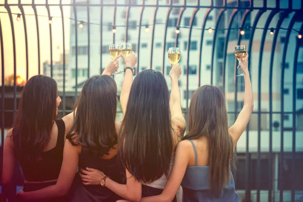 Tijd Feesten Gelukkige Mensen Toasten Met Champagnefluiten Multiethnische Vrienden Feliciteren — Stockfoto