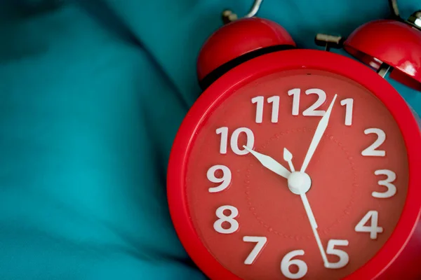 Fechar Sentido Horário Cara Relógio Alarme Vermelho Horas — Fotografia de Stock