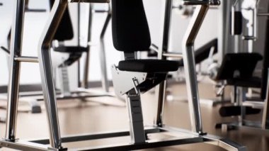 Modern fitness kulübü konseptiyle spor aletleri.