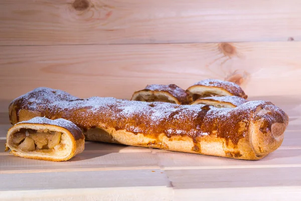 Apfelstrudel Scheiben Geschnitten Und Ganze Rolle Auf Holztisch Nahaufnahme Blick — Stockfoto