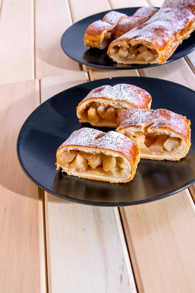 Strudel Pomme Sur Des Plaques Noires Sur Une Table Bois — Photo