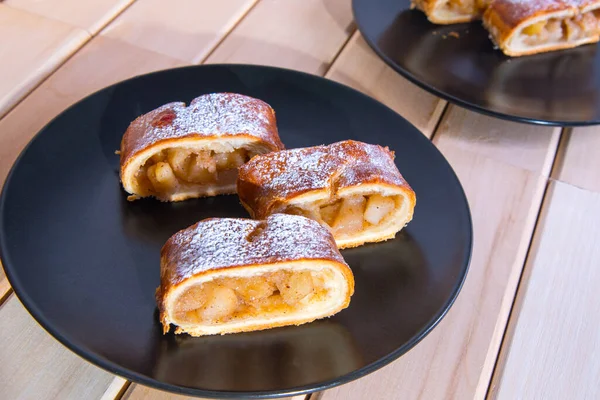 Strudel Pomme Sur Des Plaques Noires Sur Une Table Bois — Photo