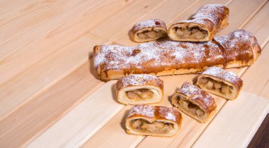 Elmalı turta, ahşap bir arka planda parçalara ayrılmış, yakın plan.