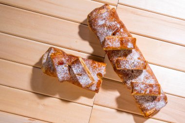 Elmalı turta, ahşap bir arka planda parçalara ayrılmış, yakın plan.