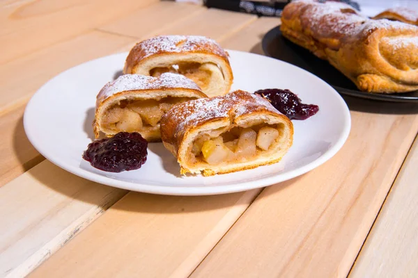 Roulade Mit Äpfeln Stücke Geschnittener Strudel Auf Einem Weiß Schwarz — Stockfoto