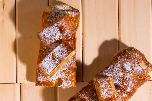 Roulade Com Maçãs Strudel Cortado Pedaços Fundo Madeira Close — Fotografia de Stock