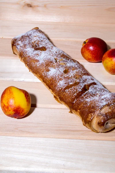 Strudel Aux Pommes Pêches Jaunes Rouges Sur Une Planche Bois — Photo