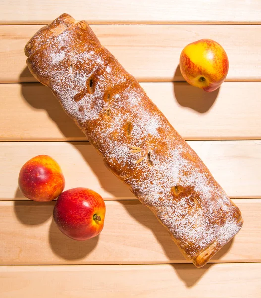 Strudel Aux Pommes Pêches Jaunes Rouges Sur Une Planche Bois — Photo