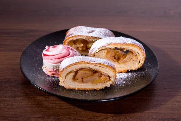 Strudel Mit Äpfeln Scheiben Geschnitten Auf Einem Schwarzen Teller Mit — Stockfoto