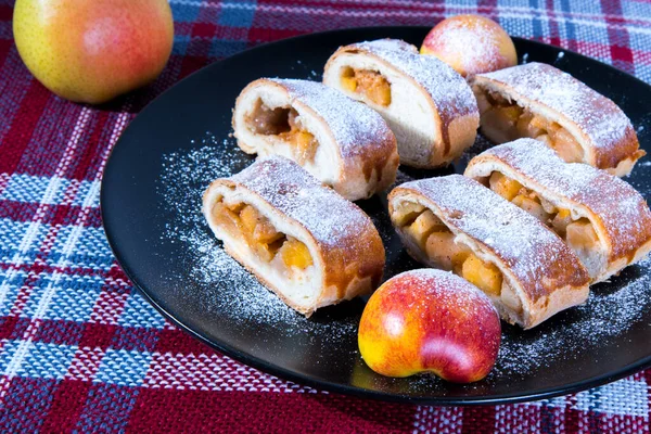 Strudel Mit Äpfeln Scheiben Geschnitten Auf Einem Schwarzen Teller Mit — Stockfoto