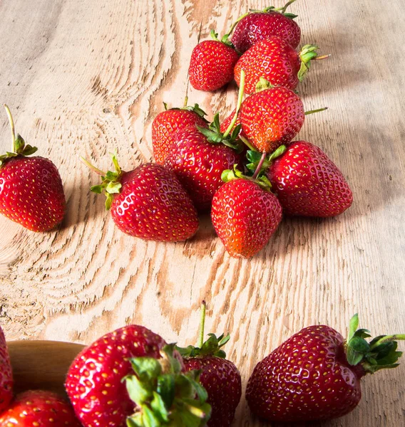 Rote Saftige Erdbeeren Liegen Auf Einem Holztisch Großaufnahme — Stockfoto