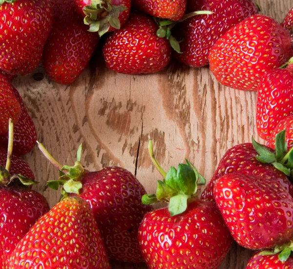 Großaufnahme Von Roten Saftigen Erdbeeren Auf Einem Holztisch — Stockfoto
