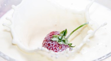  Kremalı çilekler, damlalarla yakın çekim.