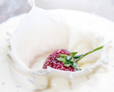  Kremalı çilekler, damlalarla yakın çekim.