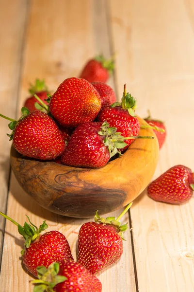 Erdbeeren Einem Holzteller Auf Einem Holztisch Großaufnahme — Stockfoto