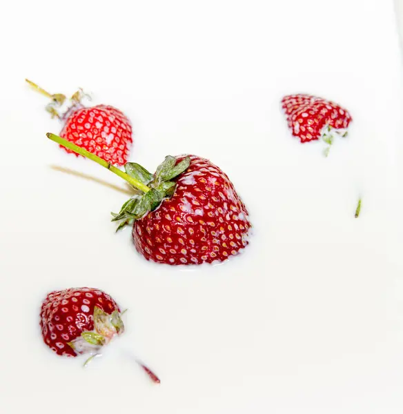 Erdbeeren Milch Fallen Sprühen Nahaufnahme — Stockfoto