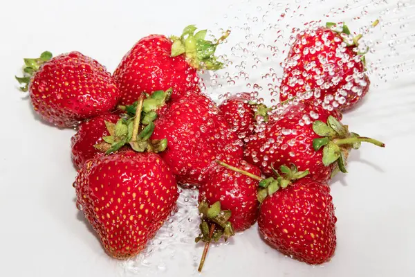 Erdbeeren Mit Wassertropfen Auf Weißem Hintergrund — Stockfoto