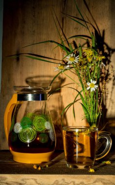  Bir sürahi ve bir bardak, bahar çiçekleri, papatyalar, otlar, ahşap bir masada, durgun bir hayat.