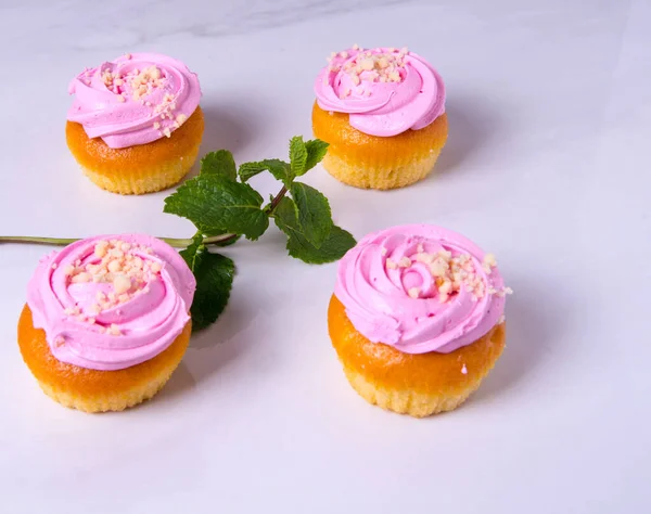 Bellissimi Muffin Rosa Torte Con Rametto Menta Uno Sfondo Leggero — Foto Stock