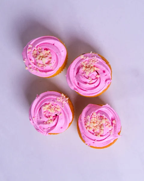 Piękne Różowe Babeczki Ciasta Ułożone Formie Rombu Jasnym Tle — Zdjęcie stockowe