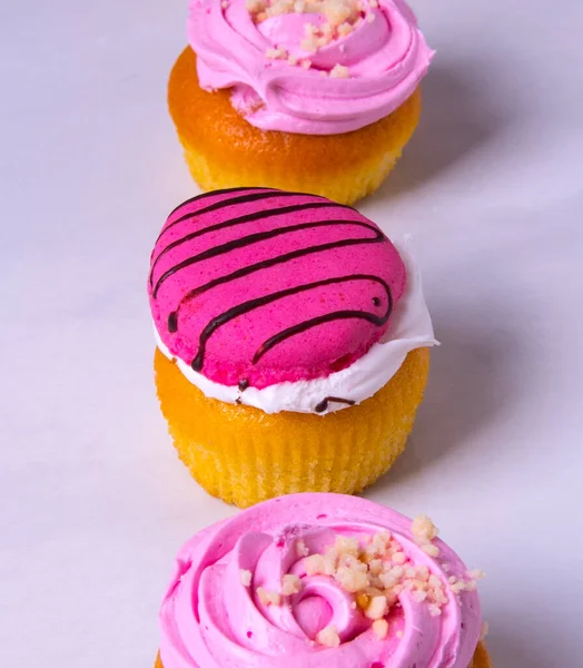 Tre Bellissimi Cupcake Rosa Torte Disposti Fila Fondo Chiaro — Foto Stock