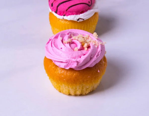 Due Bellissimi Cupcake Rosa Torte Disposte Fila Fondo Chiaro Vista — Foto Stock