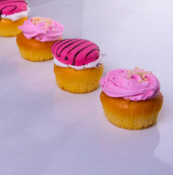 Cztery Piękne Różowe Babeczki Ciasta Umieszczone Dioganal Jasnym Tle — Zdjęcie stockowe