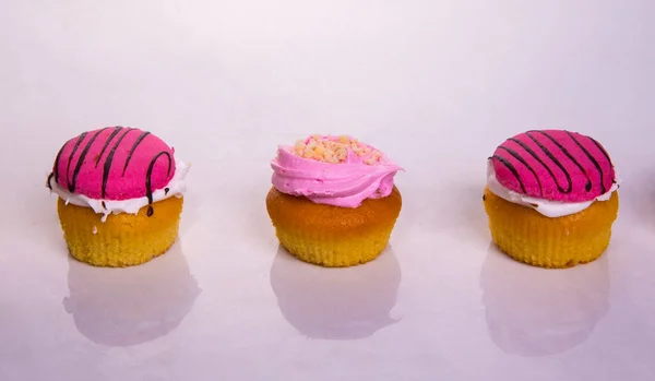 Tre Bellissimi Cupcake Rosa Torte Disposti Fila Fondo Chiaro — Foto Stock